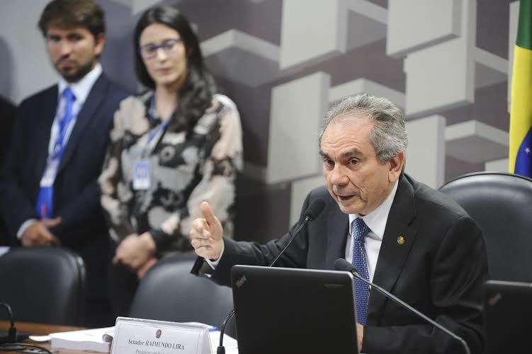 Comissão de Assuntos Econômicos (CAE) realiza avaliação de política pública no âmbito dos impactos dos benefícios de ICMS concedidos unilateralmente pelos estados e logo depois, reunião deliberativa com 17 itens. Entre eles, o PLS 46/2012, que assegura aos estabelecimentos com atividades na área de turismo rural, ecoturismo e de aventura tarifação de energia elétrica equivalente à classe rural e suas subclasses, e o PLS 382/2011, sobre a instalação de brinquedos adaptados para crianças com deficiência ou mobilidade reduzida. À mesa, o presidente em exercício da CAE, senador Raimundo Lira (PMDB-PB). Foto: Marcos Oliveira/Agência Senado