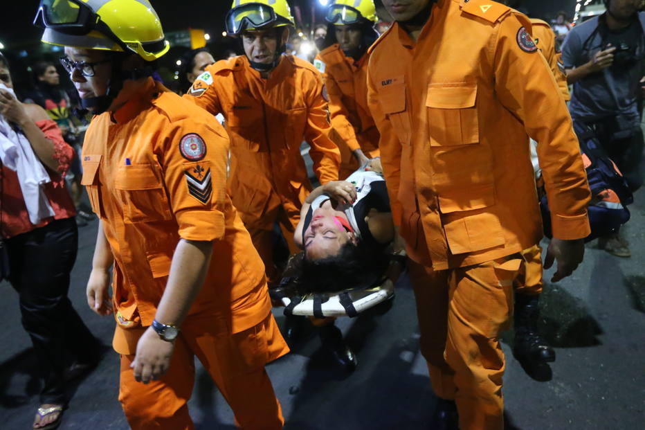 DNT_2279.JPG    BRASILIA BSB DF  11/05/2016  POLITICA MANIFESTAÇÕES BRASILIA  / IMPEACHMENT  Confusao com manifestantes a favor da presidente Dilma Rousseff que acompanham a votacao do Senado Federal  no gramado do Congresso Nacional em Brasilia   FOTO  DANIEL TEIXEIRA  / ESTADAO